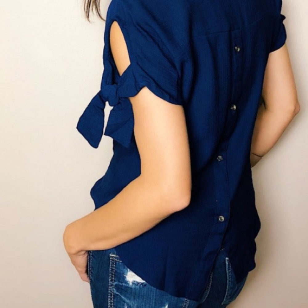 Woman’s button back top